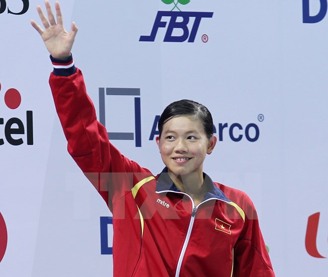 Ánh viên trên bục nhận huy chương. (Ảnh: TTXVN)