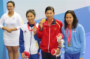 Nguyen Thi Anh Vien (red jacket) won the women’s 200m backstroke event