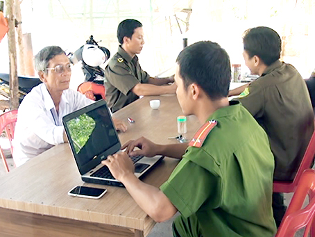 Cơ quan chức năng làm việc với những người liên quan đến vụ tai nạn.