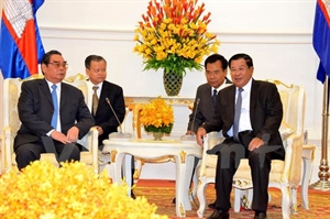 Le Hong Anh (L), Politburo member and standing member of the Party Central Committee’s Secretariat meets Vice President of the Cambodian People’s Party and Prime Minister Hun Sen.