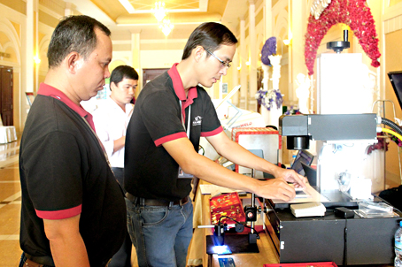 Giới thiệu thiết bị cân đo khối lượng, hàm lượng vàng của Công ty TNHH kỹ thuật công nghệ Nam Sơn (TP. Hồ Chí Minh) trong một hội thảo về vàng trang sức diễn ra ngày 9-6 tại Đồng Nai.