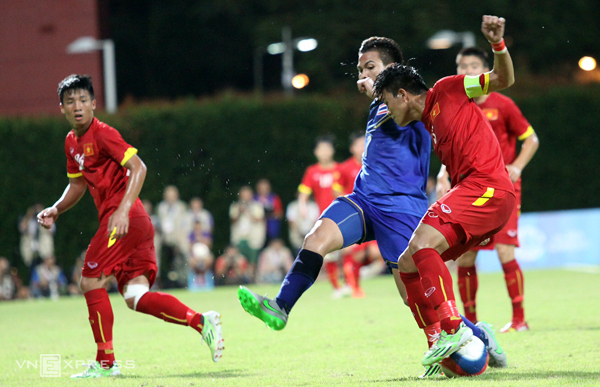 Hàng thủ Việt Nam chịu áp lực lớn từ các pha tấn công của Thái Lan (giữa). Ảnh: T.L