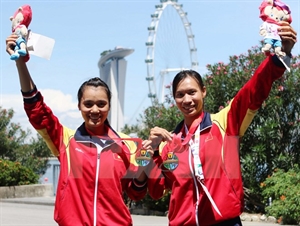 Pham Thi Hue and Le Thi An win gold medals in women's 500m rowing. 