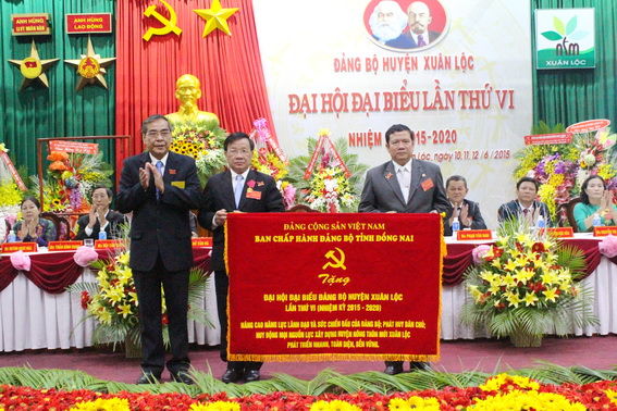 Đồng chí Trần Văn Tư, Phó bí thư thường trực Tỉnh ủy tặng bức trướng cho đại hội
