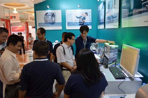 Siemens experts introduces its latest technology to customers at the exhibition. 