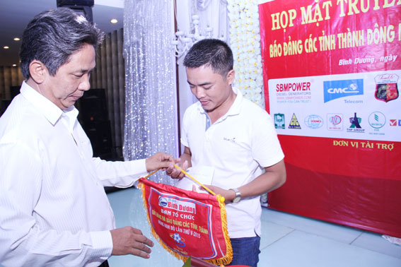 Tổng biên tập Báo Bình Dương Nguyễn Quang Hiệp (trái) trao giải nhất cho đội phóng viên thường trú