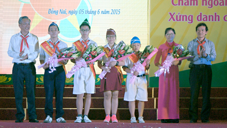 Đỗ Kiều Trinh (giữa) và các thiếu nhi chụp hình với lãnh đạo tỉnh tại Đại hội Cháu ngoan Bác Hồ tỉnh Đồng Nai lần thứ XII. Ảnh: N.Sơn