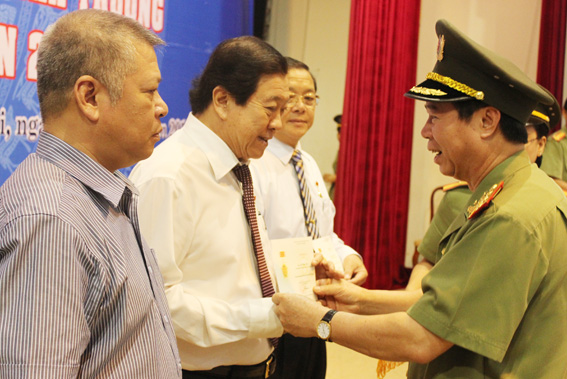Thượng tướng Bùi Văn Nam trao thưởng cho các tập thể đạt thành tích.