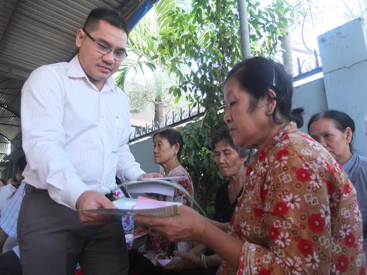 Cán bộ Trung tâm trợ giúp pháp lý Nhà nước tỉnh phát tờ rơi và tuyên truyền, tư vấn pháp luật cho người khuyết tật tại xã Phước Thiền (huyện Nhơn Trạch)   