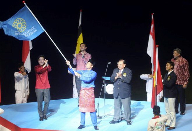 Bộ trưởng Malaysia nhận cờ đăng cai tổ chức SEA Games 2017
