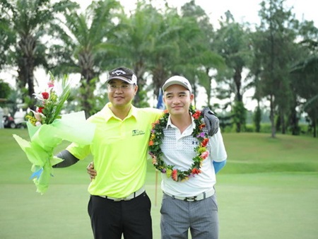 Golfer Tran Bui Quang Huy (left).