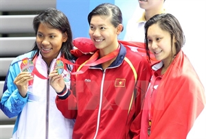 Nguyen Thi Anh Vien (centre) brought home 8 gold medals at the 28th Southeast Asian Games in Singapore