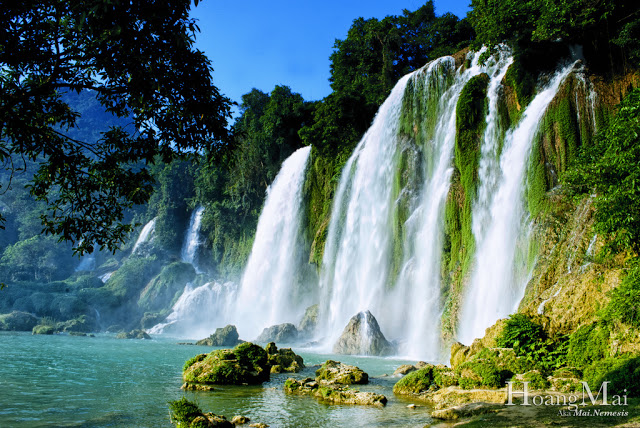 Ban Gioc Fall is situated in Trung Khanh district in Cao Bang province nears the Sino-Vietnamese border. The echo of the falls can be heard kilometers away from Trung Khanh.