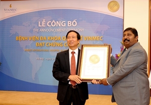 Dr. Prabhu Vinayagam (R), Managing Director of the JCI Asia-Pacific Office presented Vinmec the JCI accredited certification. 