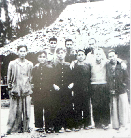 Các đồng chí Phan Văn Đáng, Trương Chí Cương, Nguyễn Văn Linh, Phạm Thái Bường, Võ Chí Công (hàng trước), Võ Văn Kiệt, Trần Văn Quang, Phạm Văn Xô (hàng sau) dự hội nghị Trung ương Cục miền Nam lần thứ nhất tại Mã Đà, Chiến khu Đ năm 1961. Ảnh: T.L