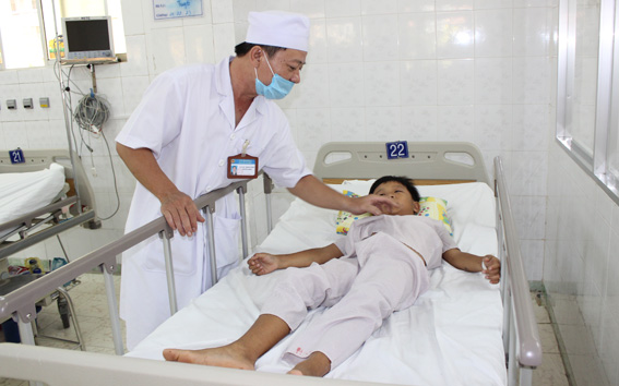Bác sĩ Nguyễn Trọng Nghĩa đang thăm khám cho Nguyễn Nhật Minh Anh.