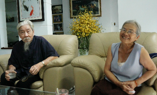 Nhạc sĩ Phan Nhân (trái) cùng vợ - nghệ sĩ Phi Điểu - tại nhà riêng vào tháng 9/2014.