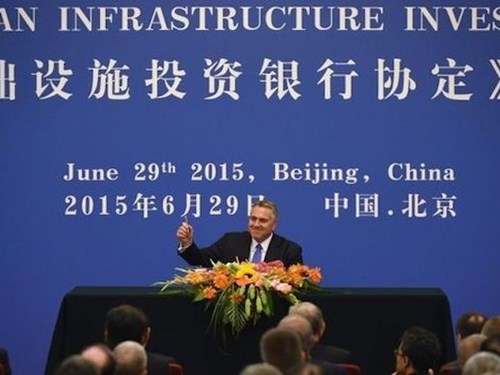 Bộ trưởng Tài chính Úc, ông Joe Hockey là người đầu tiên kí kết thỏa thuận gia nhập AIIB