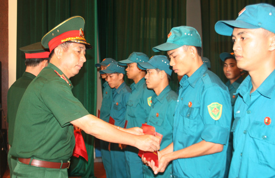 Đại học Nguyễn Huệ: Trao bằng tốt nghiệp cho 107 học viên