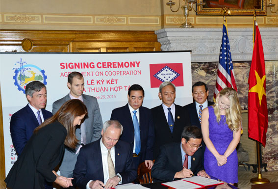 Chairman Dinh Quoc Thai of Dong Nai provincial People’s Committee and Arkansas State Governor sign Memorandum of Understanding.