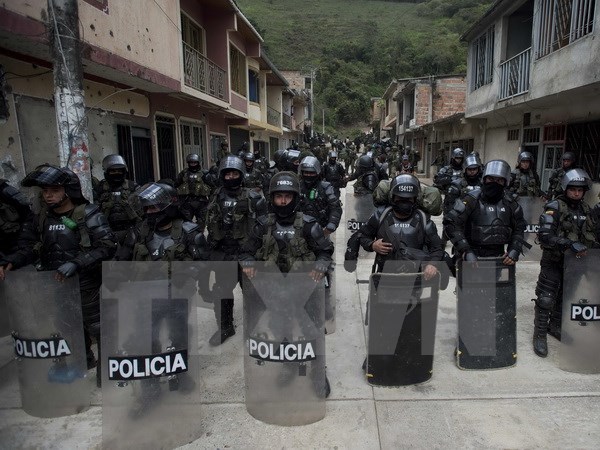 Cảnh sát và binh sỹ Colombia làm nhiệm vụ tại làng El Mango thuộc thành phố Argelia ngày 27/6. (Nguồn: AFP/TTXVN)