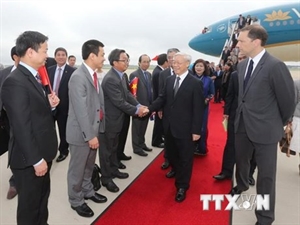 Party General Secretary Nguyen Phu Trong arrived at Andrews military airport in Washington D.C at 8am of July 6 (local time)