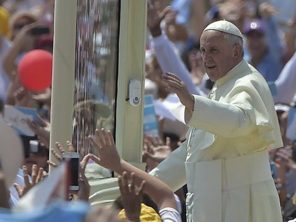 Hàng nghìn giáo dân tập trung dọc hai bên đường tung hoa chào đón Giáo hoàng Francis. (Nguồn: BBC)