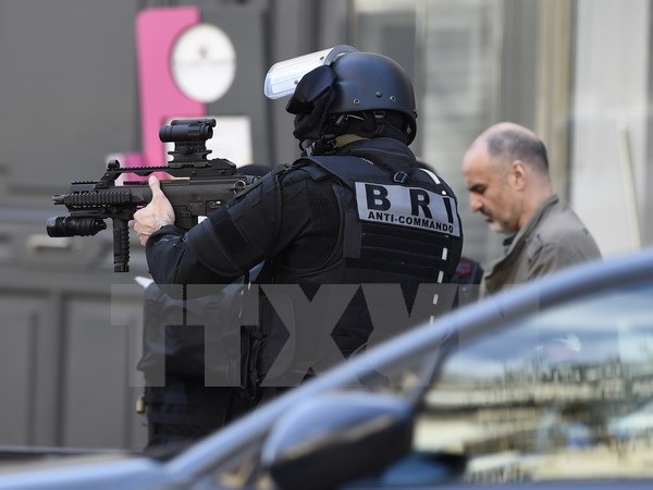 Lực lượng cảnh sát Pháp làm nhiệm vụ tại hiện trường một vụ đe dọa đánh bom ở Paris ngày 12/4. (Nguồn: AFP/TTXVN)