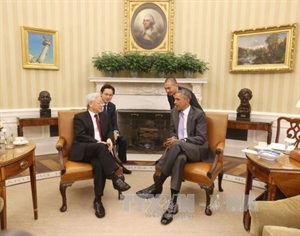 Party General Secretary Nguyen Phu Trong (L) and US President Barrack Obama hold talks at the Oval Office 