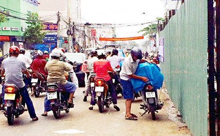  Vì phải “né” hàng rào nên xe 2 bánh phải lách sang trái, rất dễ xảy ra va quẹt.