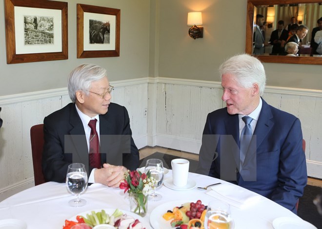 Tổng Bí thư Nguyễn Phú Trọng thăm gia đình Cựu Tổng thống Hoa Kỳ Bill Clinton ở ngoại ô thành phố New York, Hoa Kỳ. (Ảnh: TXVN)