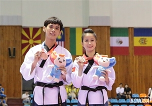 Vietnam duo Chau Tuyet Van (right) and Nguyen Thien Phung pose with their bronze medal of the World University Games in Gwangju, South Korea