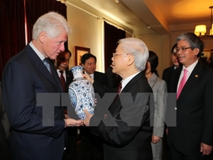 Party General Secretary Nguyen Phu Trong presents gift to former US President Bill Clinton.