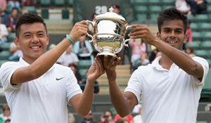 The 18-year-old Ly Hoang Nam (L) became the first Vietnamese to grab a title at the world’s oldest tennis championship, Wimbledon