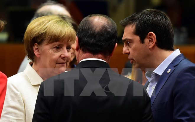 Thủ tướng Đức Angela Merkel (trái), Tổng thống Pháp Francois Hollande (giữa) và Thủ tướng Hy Lạp Alexis Tsipras trước cuộc họp. (Nguồn: AFP/TTXVN)