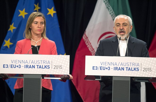 Đại diện cấp cao về chính sách đối ngoại và an ninh của EU Federica Mogherini và Ngoại trưởng Iran Mohammad Javad Zari tại buổi họp báo ở Vienna, Áo ngày 14/7. (Nguồn: AFP)