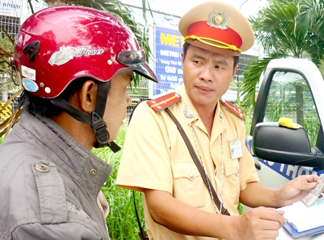 Cảnh sát giao thông TP.Biên Hòa kiểm tra hành chính người tham gia giao thông trên đường Nguyễn Ái Quốc. Ảnh: Danh Trường