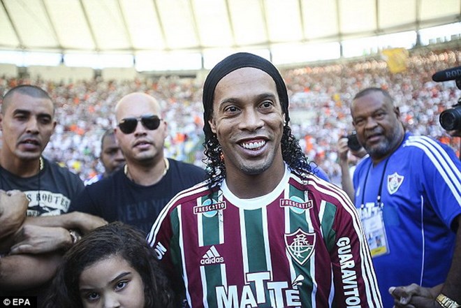 Ronaldinho ra mắt trong màu áo Fluminense. (Nguồn: EPA) 