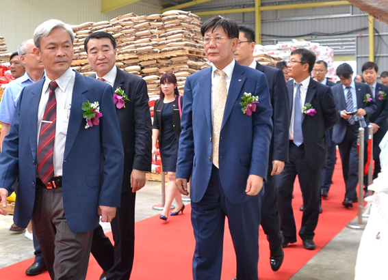 Vice Chairman Nguyen Phu Cuong (1st, L) visits new factory