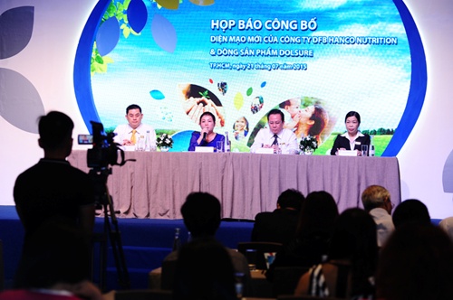 Chairwoman of DFB Hanco Nutrition Co. Pham Thi Kim Oanh (left, second) announced a factory to be built in Dong Nai to increase its growth in the coming time.