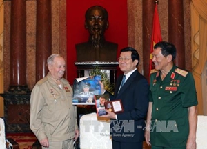 From left to right: Viktor Vasilyevich Gorbatko, President Truong Tan Sang, and Pham Tuan at the meeting in Hanoi