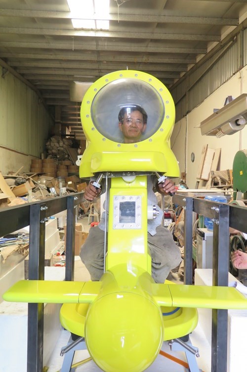 Vietnamese inventor makes 300 one-person submarines for Thai company