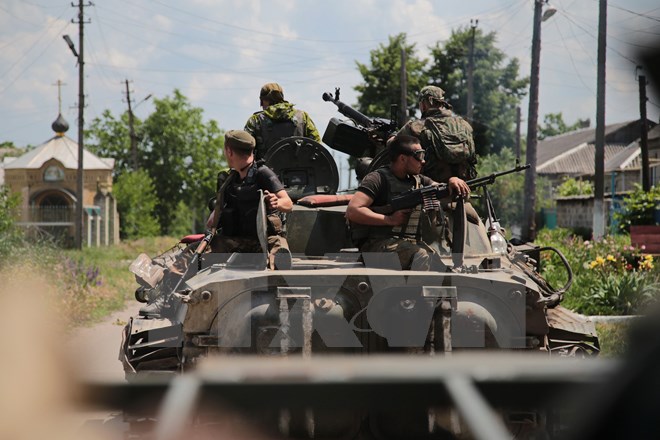 Binh sỹ Ukraine tuần tra tại thành phố miền đông Mariinka ngày 5/6. (Nguồn: AFP/TTXVN)