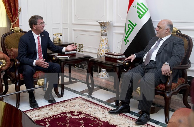 Thủ tướng Iraq Haider al-Abadi (phải) đã có cuộc gặp với Bộ trưởng Quốc phòng Mỹ Ashton Carter (trái) đang trong chuyến thăm Iraq nhằm thảo luận về chiến dịch chống IS của liên quân do Mỹ đứng đầu. (Nguồn: AFP/TTXVN)