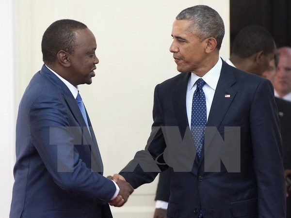 Tổng thống Kenya Uhuru Kenyatta (trái) và Tổng thống Mỹ Barack Obama đang trong chuyến thăm chính thức Kenya. (Ảnh: AFP/TTXVN)