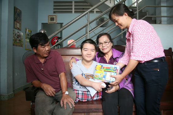 Fahasa tặng quà cho nạn nhân bị ảnh hưởng chất độc da cam