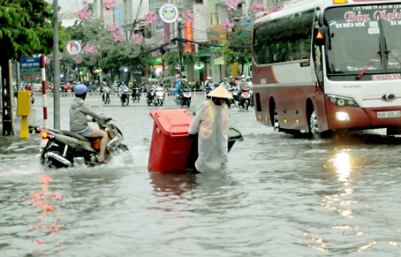 Tình trạng ngập nước ở vòng xoay Biên Hùng.