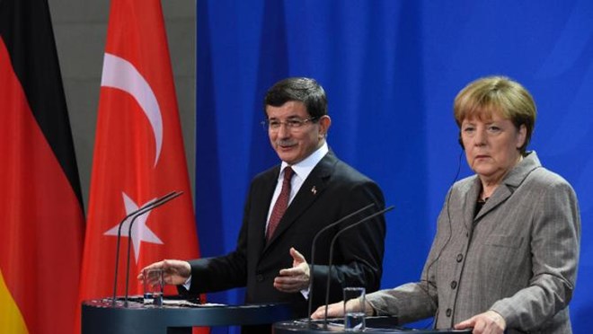 Thủ tướng Thổ Nhĩ Kỳ Ahmet Davutoglu và Thủ tướng Đức Angela Merkel. (Nguồn: AFP)