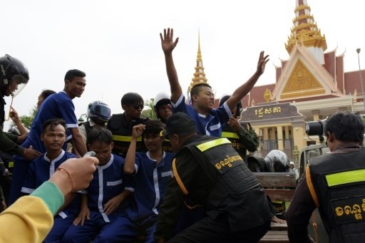 Người biểu tình bên ngoài nhà quốc hội Campuchia (Nguồn: AFP)