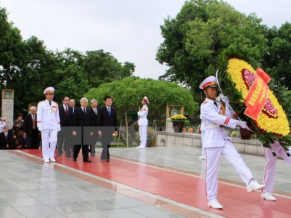 Lãnh đạo Đảng, Nhà nước đặt vòng hoa tại Đài tưởng niệm các Anh hùng liệt sỹ (Ảnh: TTXVN)